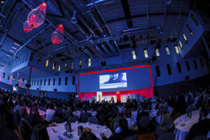 Pengarna bara början för bolltokig golddigger