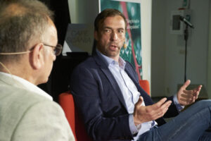 Allan Kuhn snackar gärna fotboll på kallis