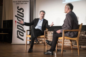 ”Precis när jag gör det ser jag att salen är full av journalister”