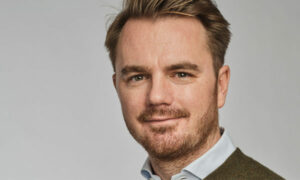 Han tar ratten i golvkoncernen