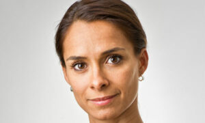 Hon öppnar dörren till hotellen