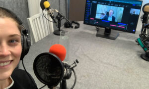 Hon återvinner elbilsbatterier