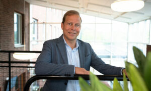 De gör pengar på militär munhälsa