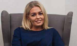 Hon hjälper Sveriges rikaste