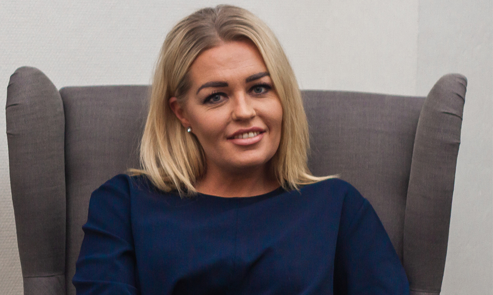 Hon hjälper Sveriges rikaste