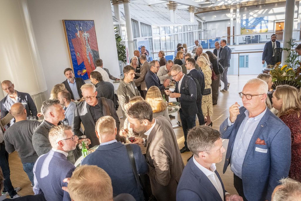 Bilder från mingelvimlet